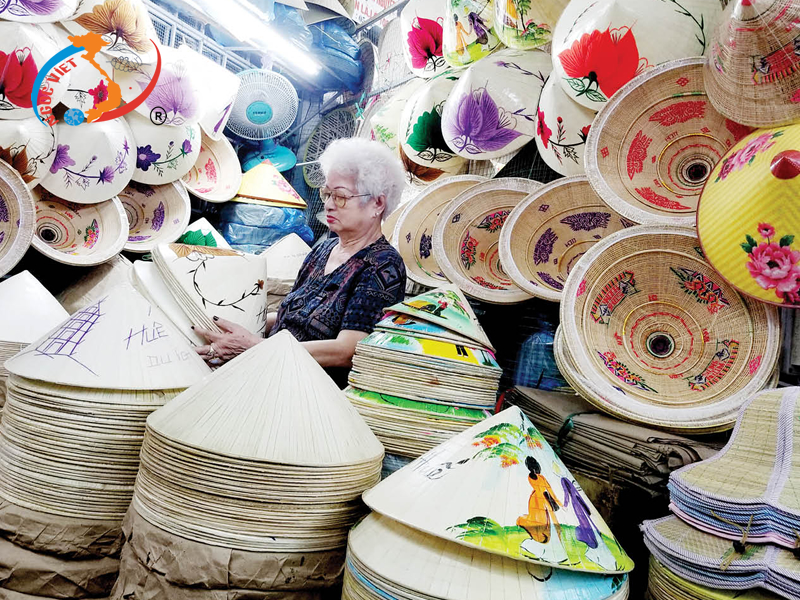 Những chiếc nón lá Huế tô điểm nét đẹp người phụ nữ Việt ở chợ đông Ba