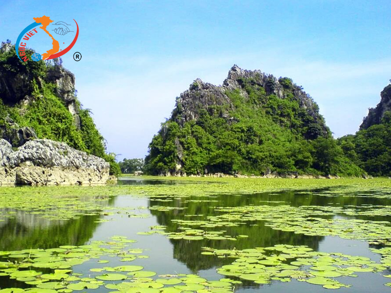 Khám phá vẻ đẹp hoang sơ tuyệt mỹ của hồ Quan Sơn